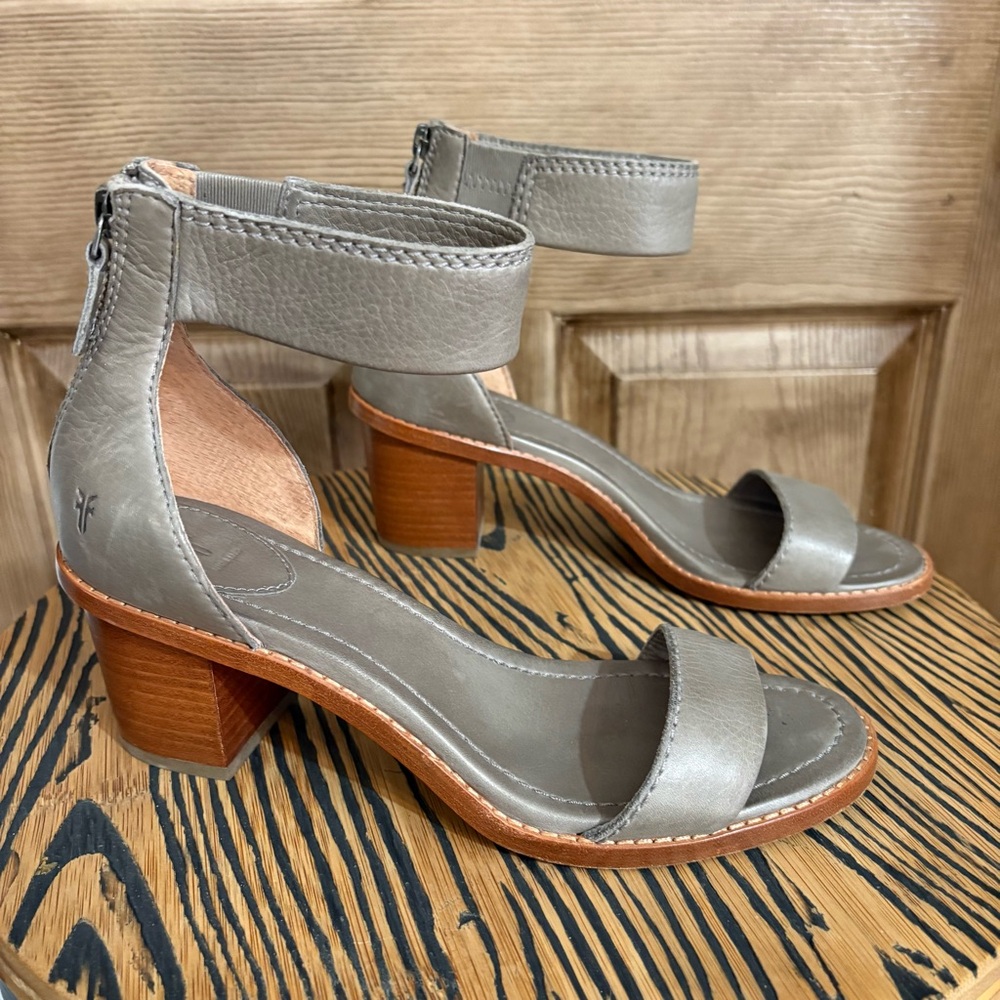 Frye Brielle Gray Leather Sandal Heels Zip Back Block Heel 7.5 Minimalist Spring